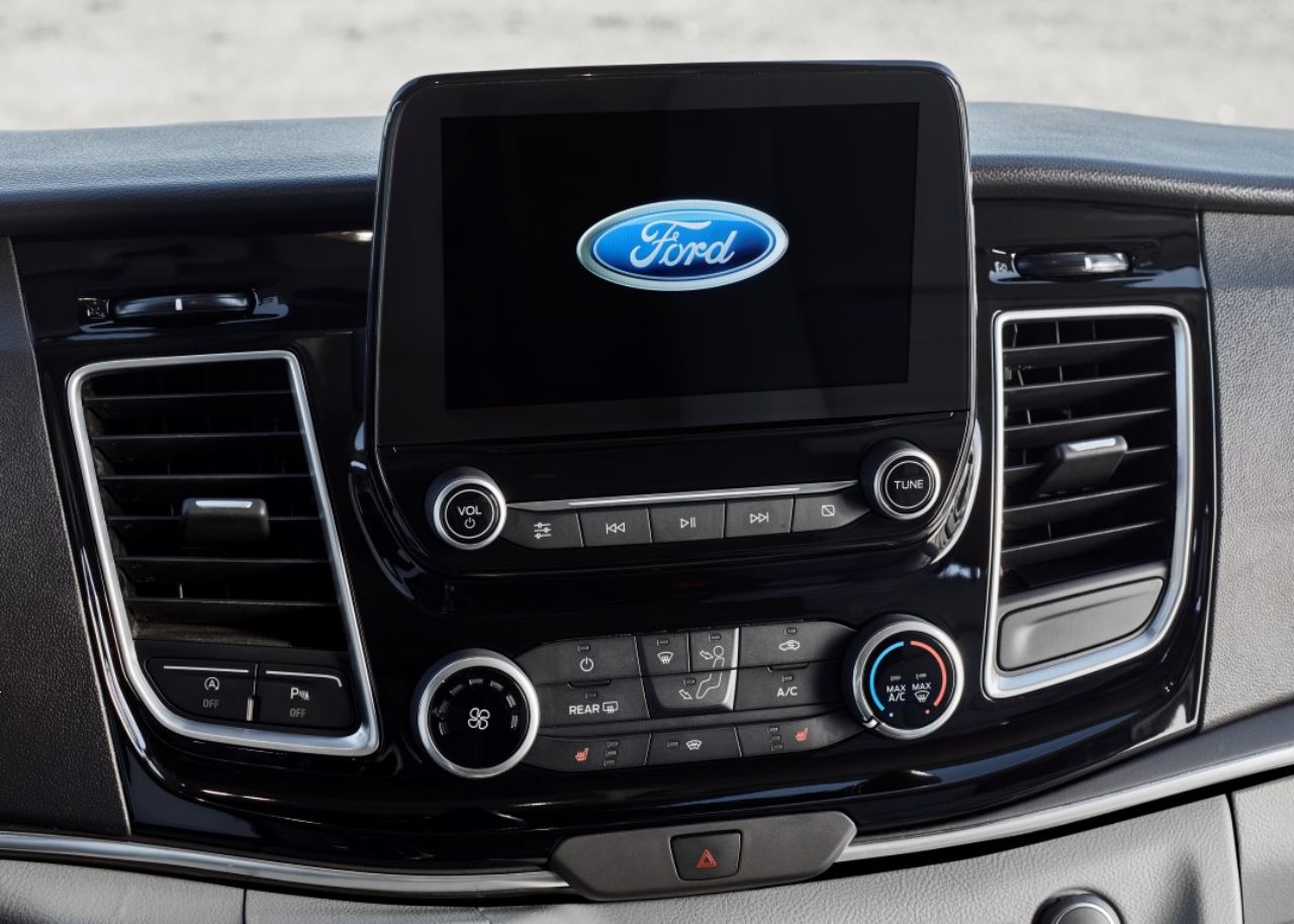 Zakaj je Ford Custom s svojimi asistenčnimi sistemi odličen poslovni ali družinski sopotnik